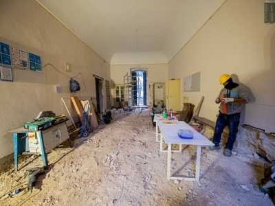 Passiamo ora nell�ampio salone dove fervono i lavori in corso. Il pavimento � stato interamente divelto e le mura sono spoglie